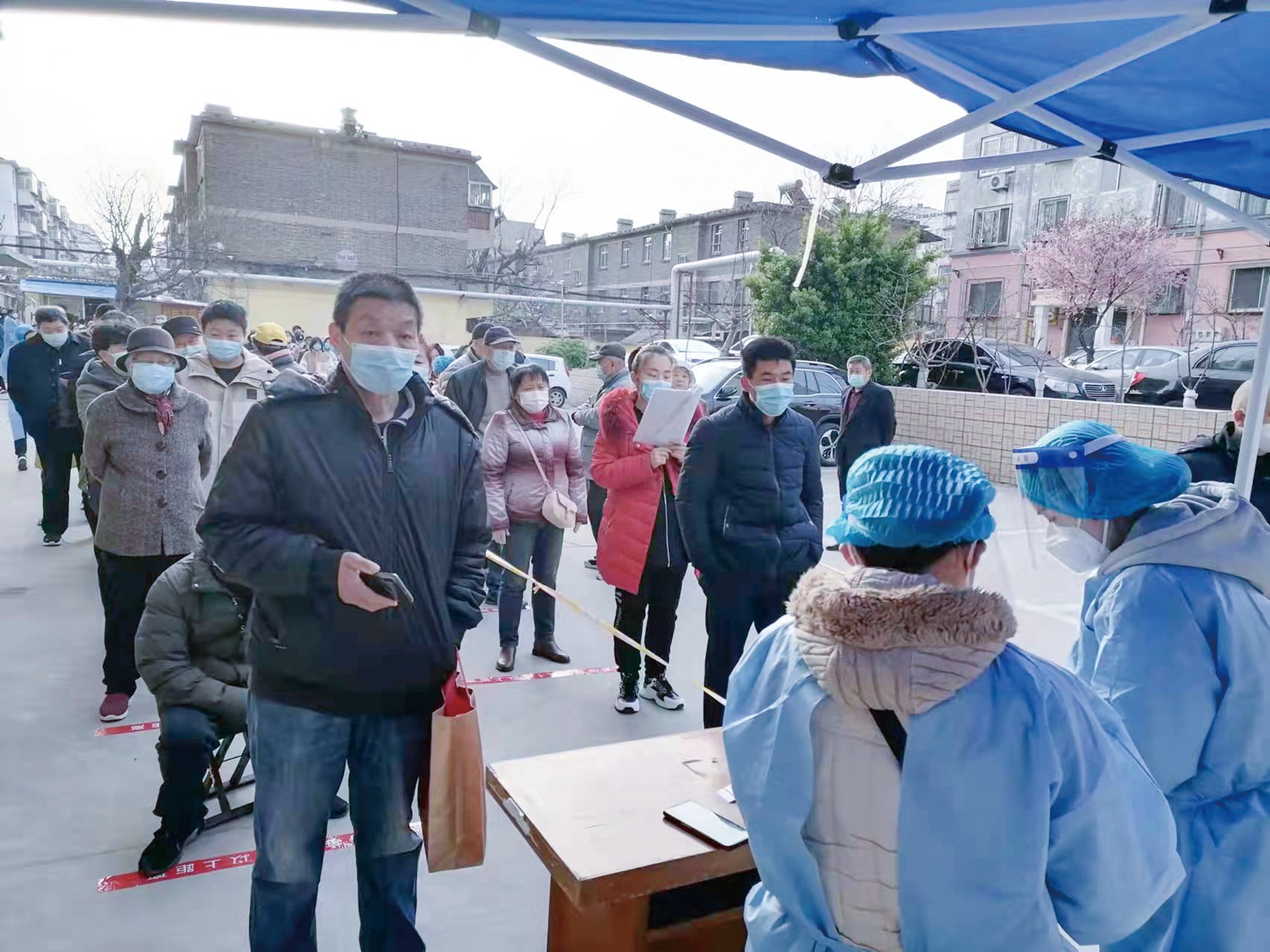 全力配合社區(qū)開展核酸檢測(cè)工作